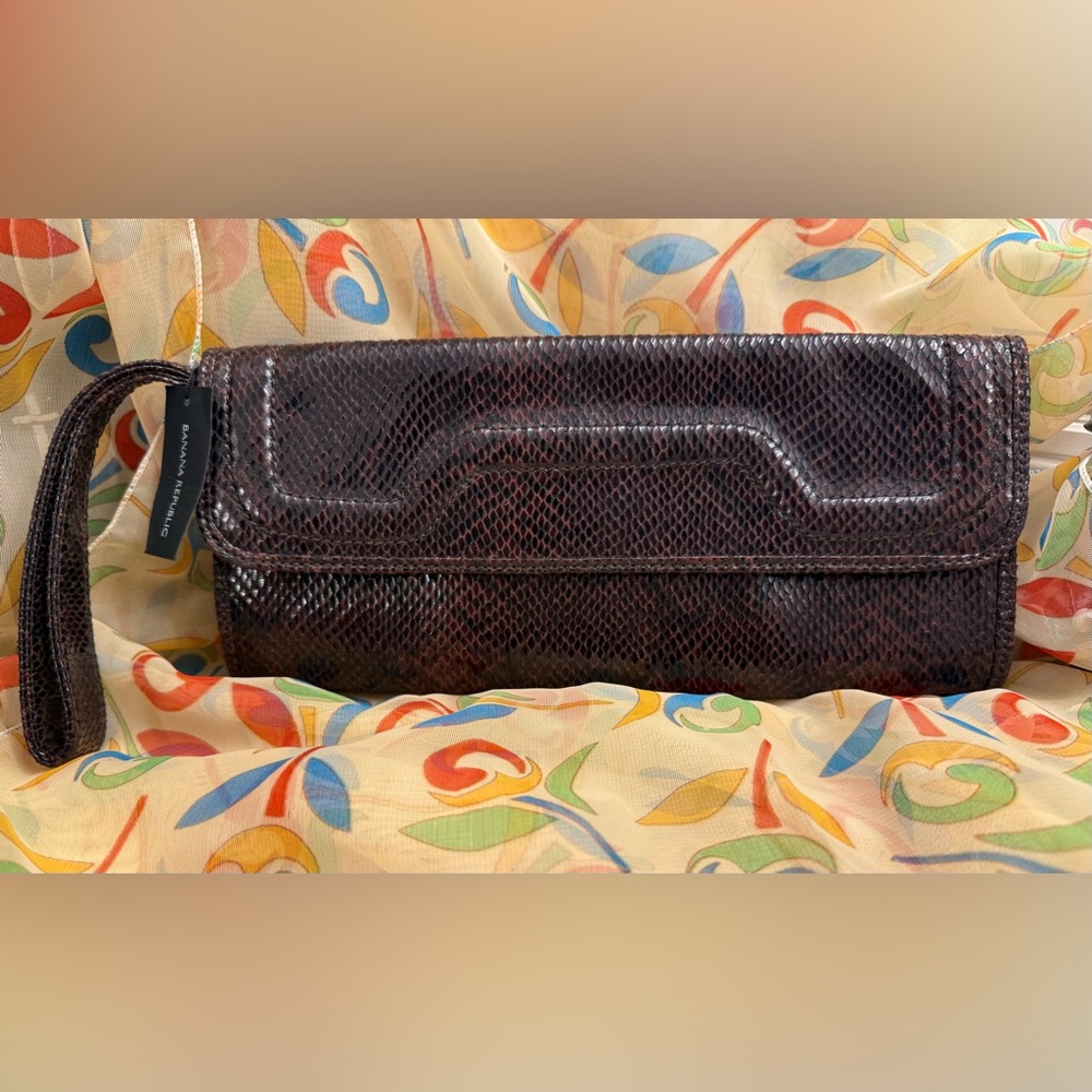 Banana Republic Snakeskin Embossed Wristlet Clutch – NWT